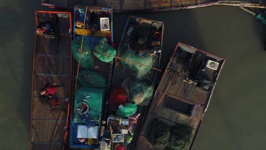 福建霞浦岸边的渔船渔民劳作