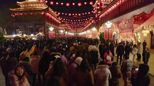 古街夜晚人群灯笼场景