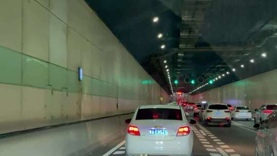 郑州堵车缓行下穿隧道车窗视角1
