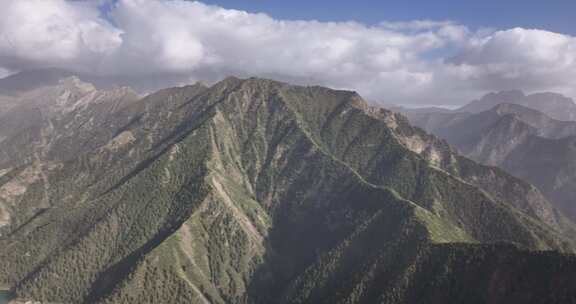 新疆独库公路山脉傍晚航拍