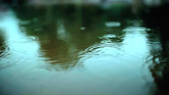 潮湿梅雨季节阴雨连绵水面雨滴涟漪水波纹