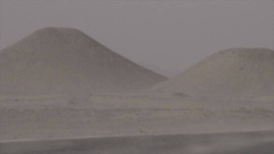 新疆 若羌县 沙尘天气 山坡背景的风沙漫天