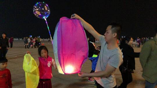 点亮放飞孔明灯许愿灯