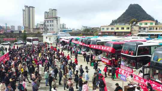 车站农民工集中乘坐客车返岗就业航拍