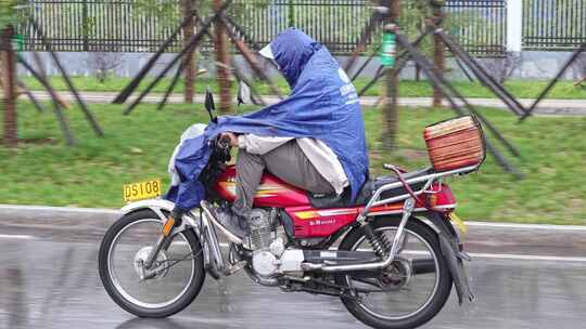 雨天骑摩托车城市素材