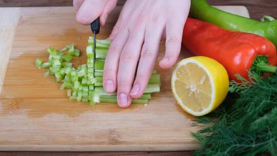 准备新鲜健康水果沙拉健康饮食果蔬蔬菜沙拉视频素材模板下载
