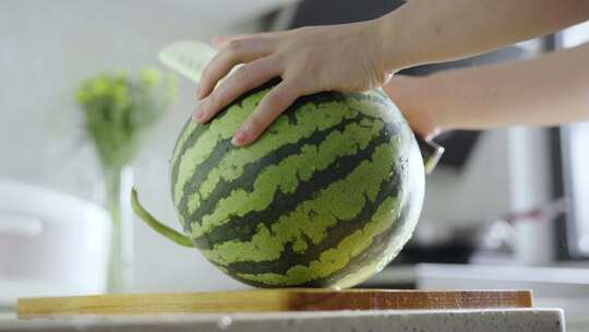 夏天洗西瓜切西瓜解暑水果夏日生活原声视频