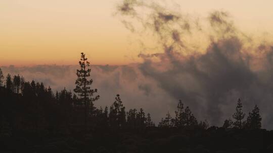日落时山上的云雾