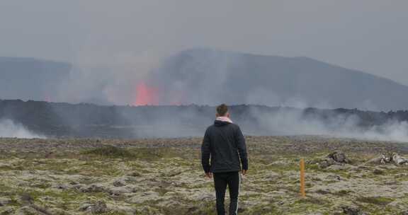 冰岛Sundhnúkur火山口，一名男子