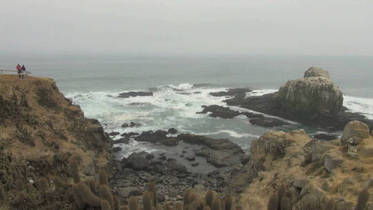  海浪拍打着海岸岩石  视频素材模板下载