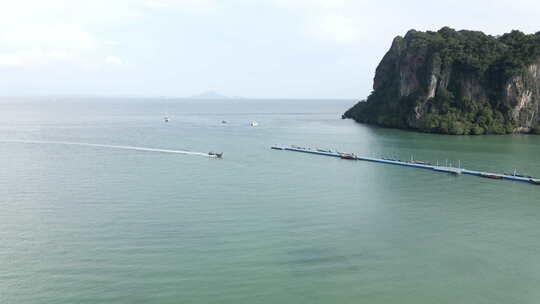泰国跳跃旅游船抵达莱雷海滩码头泰国空中天桥