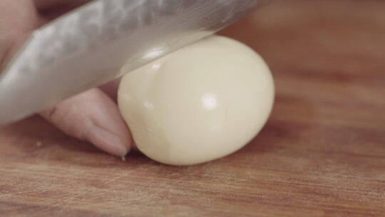 HD用刀切开一个熟鸡蛋