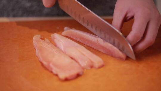 厨师切鸡肉鸡柳腌制鸡肉视频素材模板下载