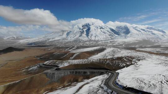 西藏喀什盘龙古道雪山湖泊风光