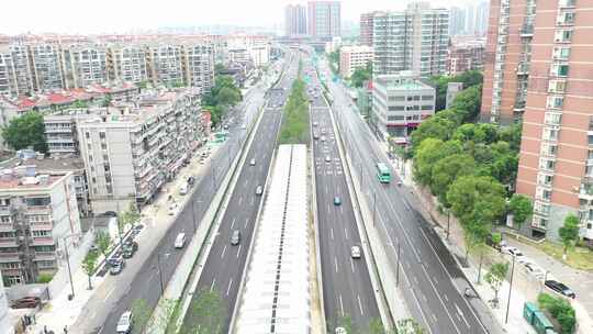 城市道路航拍，车水马龙的街道景象