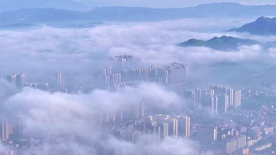 城市高楼在云雾环绕中流动