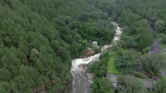 雨后泰山，飞瀑流水