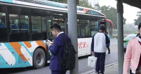 香港佐墩道公交车站候车的人