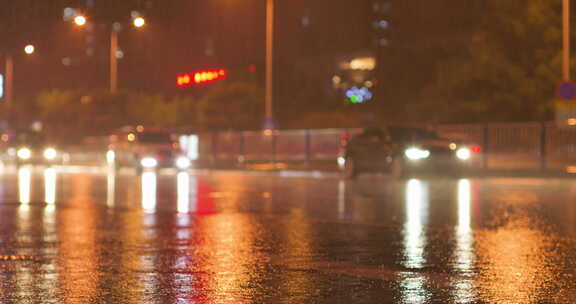 夜晚下雨雨景