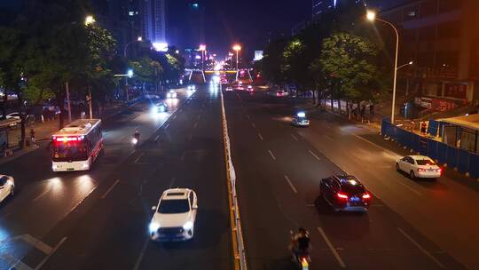 城市 大道 夜晚 车辆 行驶 灯光