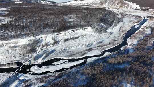 冬天东北阿尔山火山口不冻河日出