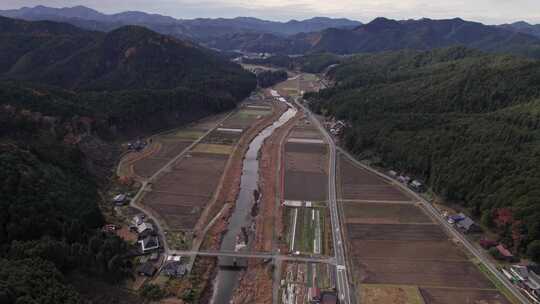 日本传统村庄京北谷的农村房屋和农地