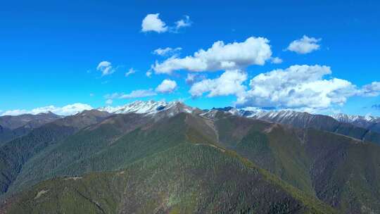 高山美景蓝天白云的自然景观