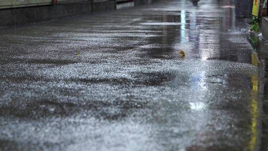 下雨天路面雨水雨滴地面