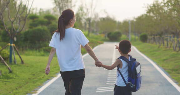 母子相伴上学