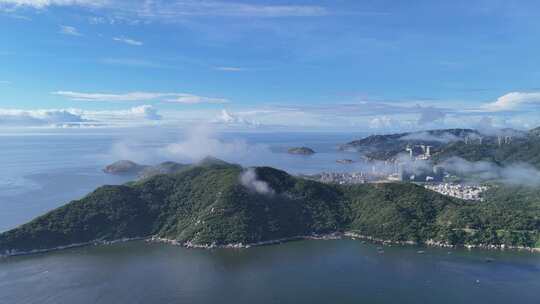 海上岛屿清晨云雾缭绕云海航拍