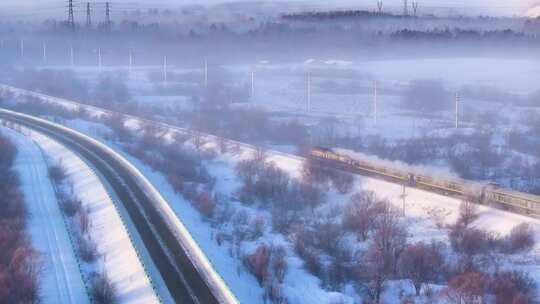 航拍穿越林海雪原的绿皮火车241202-2