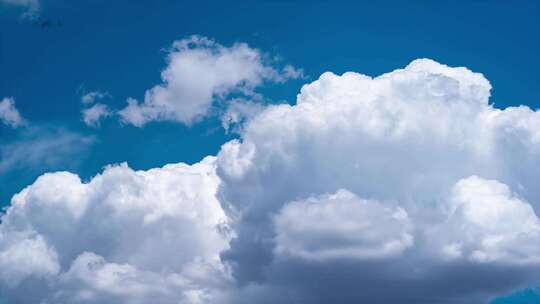 蓝天蓬松白云景象