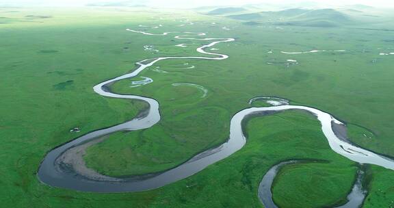 航拍绿色高原牧场蜿蜒的河流