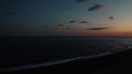 夕阳西下的中国灯笼在天空中飞翔