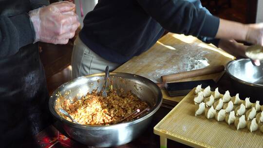 家庭夫妻包饺子