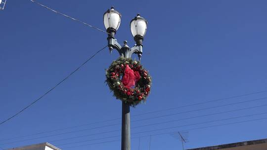 路灯杆上的圣诞花环放大视频素材模板下载