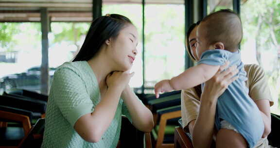 两个年轻的亚洲女人在咖啡馆里开心地和一个