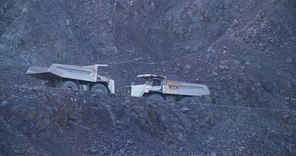 矿山重型卡车上坡下坡