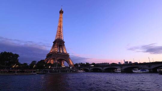 法国首都巴黎地标埃菲尔铁塔夜晚亮灯延时