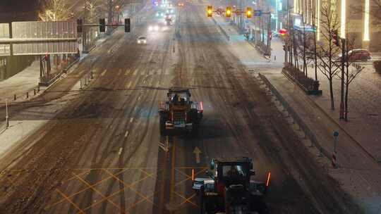 雪天环卫工人冬季夜晚清扫道路积雪