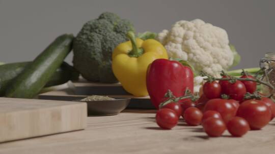 木桌上的新鲜蔬菜特写镜头视频素材模板下载