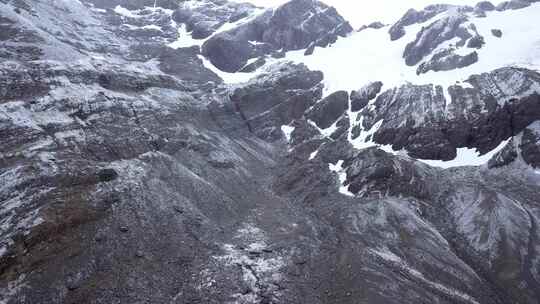 航拍大山岩石上的积雪