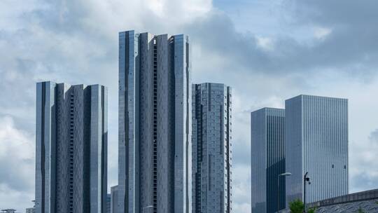 城市现代建筑玻璃幕墙光影反射蓝天白云