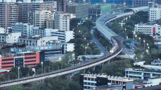 深圳地铁穿梭在高楼林立间