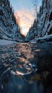 冬季山脉冰雪融水形成的小溪清澈的水流