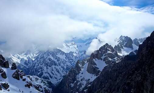 雪山壮丽全景 白雪覆盖山峰巍峨耸立