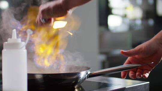 烹饪菜肴的厨师视频素材模板下载