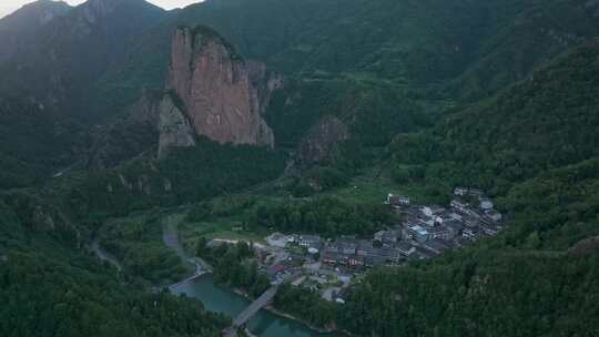 深山里的村落/鬼斧神工的石桅岩