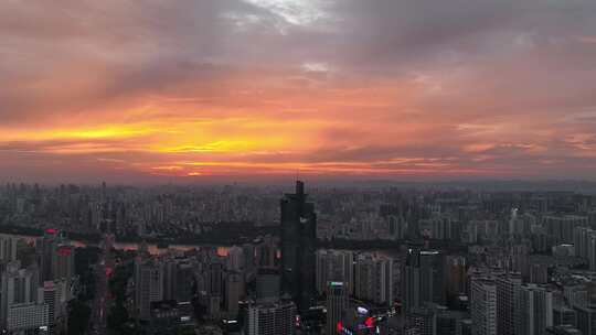 俯瞰城市全景，赏绚丽日落霞光