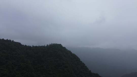 云雾缭绕四川九峰山、巍峨大山